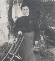 Kobieta w średnim wieku w ogrodzie