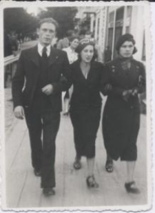 Białystok - dwie młode kobiety i mężczyzna na białostockiej ulicy