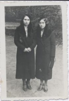 Białystok - dwie kobiety w płaszczach w parku