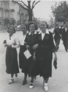 Białystok - cztery dziewczyny w szkolnych strojach (ul. Kilińskiego?)