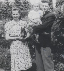 Białystok - małżeństwo z dzieckiem na Plantach