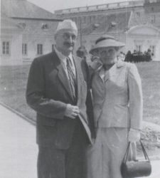 Białystok - małżeństwo na tle ratusza i Domu Towarowego