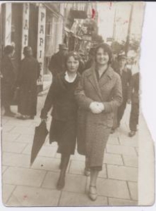 Regina Żmijewska z koleżanką