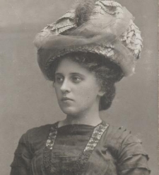 Portret kobiety w kapeluszu wykonany w atelier fotograficznym. Fot. Zakład Fotograficzny Sołowiejczyków