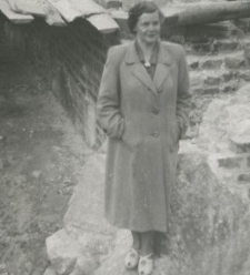 Zdjęcie kobiety wśród ruin