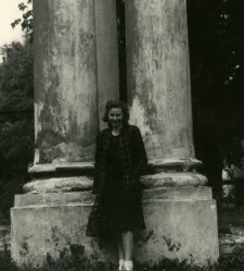 Zdjęcie kobiety przed kolumnami