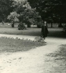 Młoda kobieta w parku