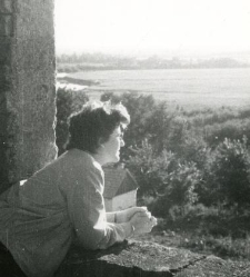 Młoda kobieta wyglądająca przez okno