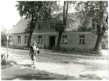 Młoda kobieta idąca ulicą