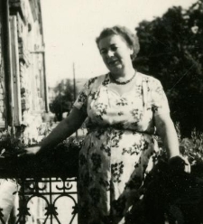 Kobieta na balkonie kamienicy 13 VI 1957 r.