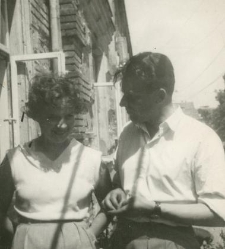 Młoda kobieta i mężczyzna na balkonie kamienicy