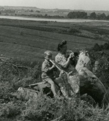 Kobieta z chłopcem nad jeziorem