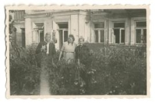Dwie starsze kobiety i mężczyzna w ogrodzie