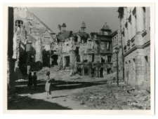 Kobiety wśród ruin Warszawy