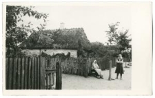 Dwie kobiety na ulicy wsi