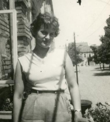 Młoda kobieta na balkonie kamienicy