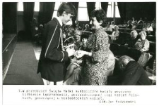 W przeddzień Święta Matki symboliczne kwiaty wręczono Elżbiecie Łęcznarowicz, przewodniczącej Ligi Kobiet Polskich, goszczącej u białostockich kobiet