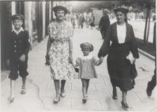 Dwie kobiety i dwoje dzieci podczas spaceru