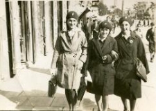 Trzy uczennice na Rynku Kościuszki