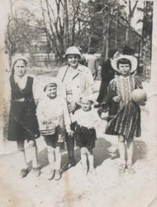 Kobieta z czwórką dzieci, w tle park