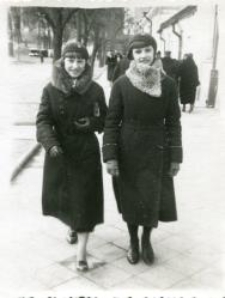 Dwie uczennice na białostockiej ulicy
