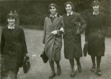 Cztery uczennice na spacerze w parku