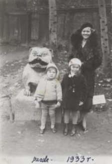 Rodzina Skrzędziejewskich - Helena z dziećmi na Plantach