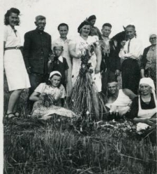 Rodzina Teulów i Żmijewskich w gospodarstwie Teulów