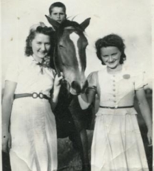 Adolfina i Regina Żmijewskie w gospodarstwie Teulów