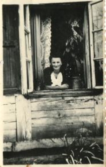 Józefa Żmijewska (?) w oknie domu rodzinnego