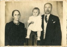 Józefa i Adolf Żmijewscy z wnuczką Barbarą Popławską