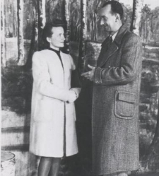 Regina Żmijewska z meżczyzną w atelier fotograficznym