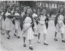 Procesja Bożego Ciała - grupa dziewcząt