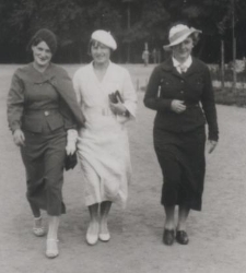 Trzy kobiety idą aleją parkową