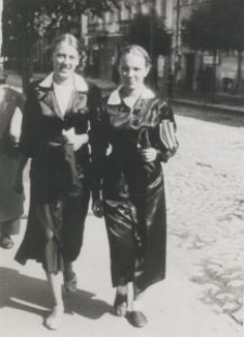 Dwie uczennice na białostockiej ulicy
