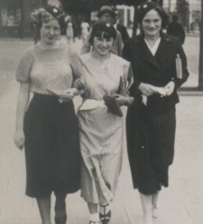 Trzy kobiety na spacerze przy kościele farnym