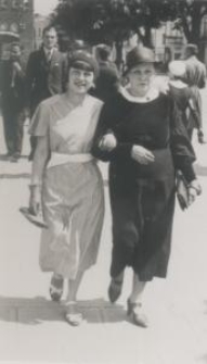 Dwie kobiety na spacerze przy kościele farnym