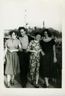 Trzy kobiety i mężczyzna, w tle kościół św. Rocha