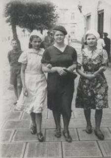 Kobieta i dwie dziewczyny na jednej z białostockich ulic
