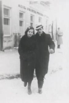 Kobieta i mężczyzna na tle budynku Biblioteki Publicznej