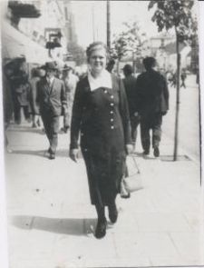 Kobieta na spacerze na Rynku Kościuszki