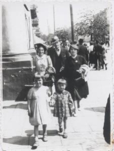 Dwoje dzieci, dwie kobiety i mężczyzna podczas spaceru