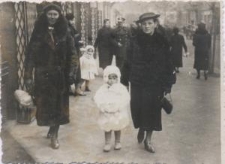 Kobieta z dzieckiem na spacerze