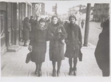 Trzy dziewczyny na spacerze na Rynku Kościuszki