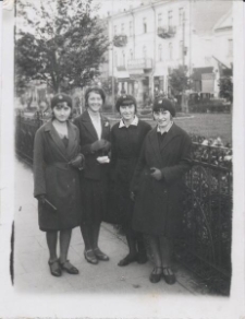 Cztery dziewczyny przy ogrodzeniu płyty Nieznanego Żołnierza