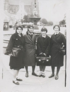 Cztery dziewczyny przed fontanną na Rynku Kościuszki