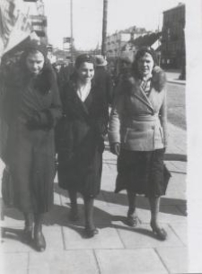 Trzy kobiety na Rynku Kościuszki