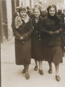 Trzy uczennice na spacerze