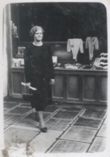 Kobieta przy wystawie sklepu tekstylnego