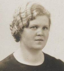 Portret młodej kobiety w ciemnej sukni i krótkimi włosami